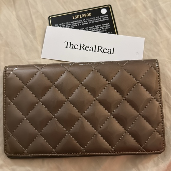 ❌SOLD❌Very Good Used Auth Chanel Patent Leather Wallet - Neutral/ Gray Color - Picture 11 of 15